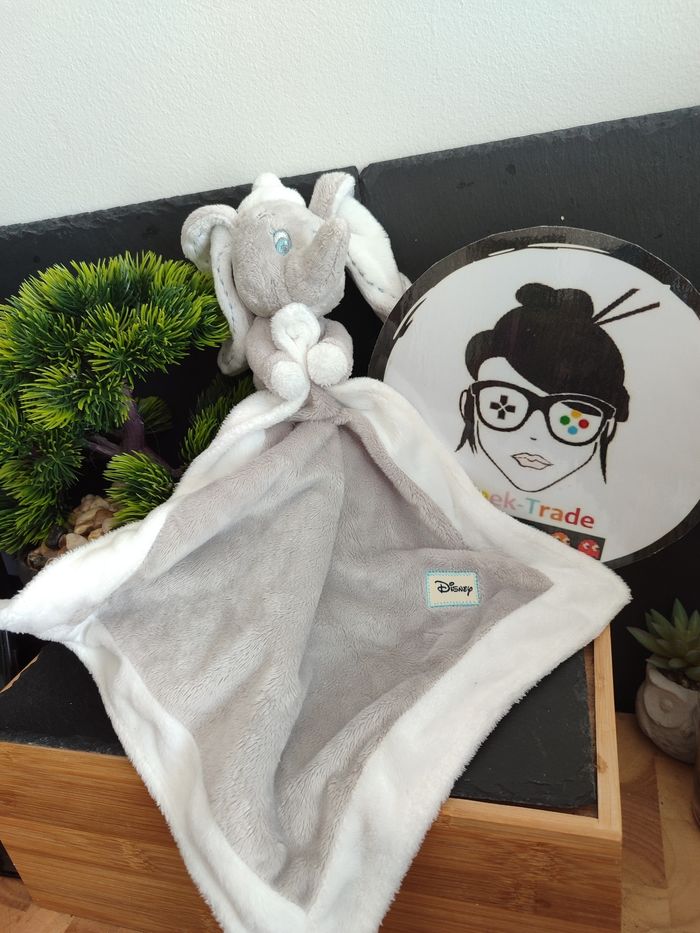 doudou éléphant Dumbo Disney gris blanc mouchoir couture bleu chapeau DD003247