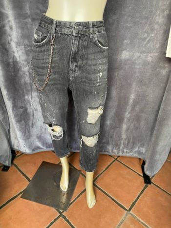 Jean noir avec chaîne et trou et tache blanche a la mode pull & bear taille 40