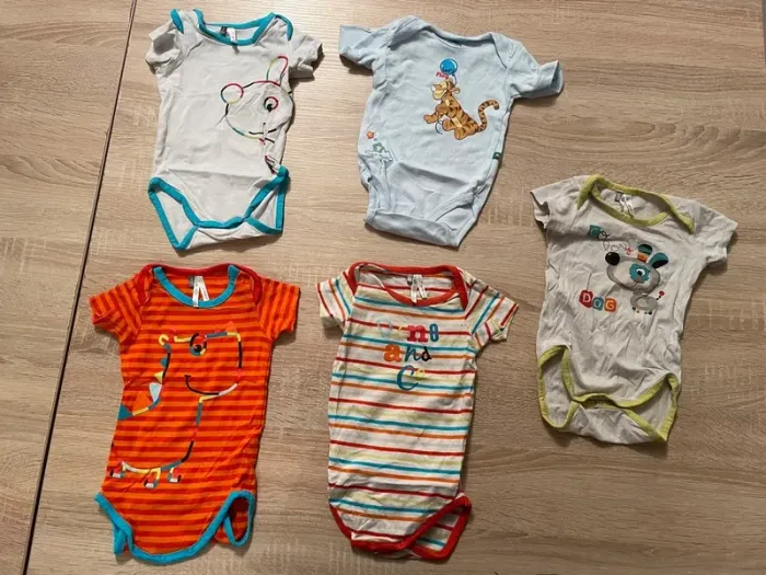 Lot de Bodies 6 mois