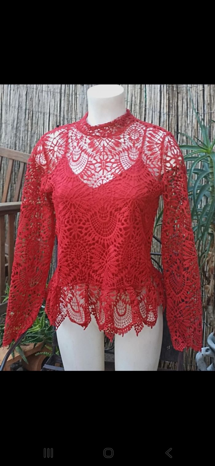 Superbe haut en dentelle Zara rouge taille 38