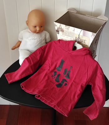 T-shirt manches longues avec capuche – garçon 3 ans – rouge et noir