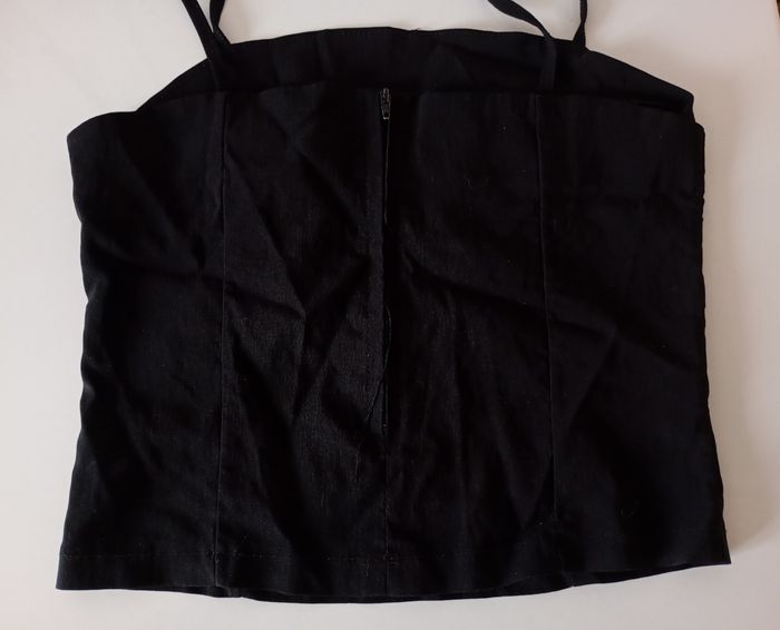 Débardeur noir avec des  bretelles. Taille S . Fermeture éclair. Signes chinois blancs . Viscose polyamide et élasthanne. Très bon état - photo numéro 5