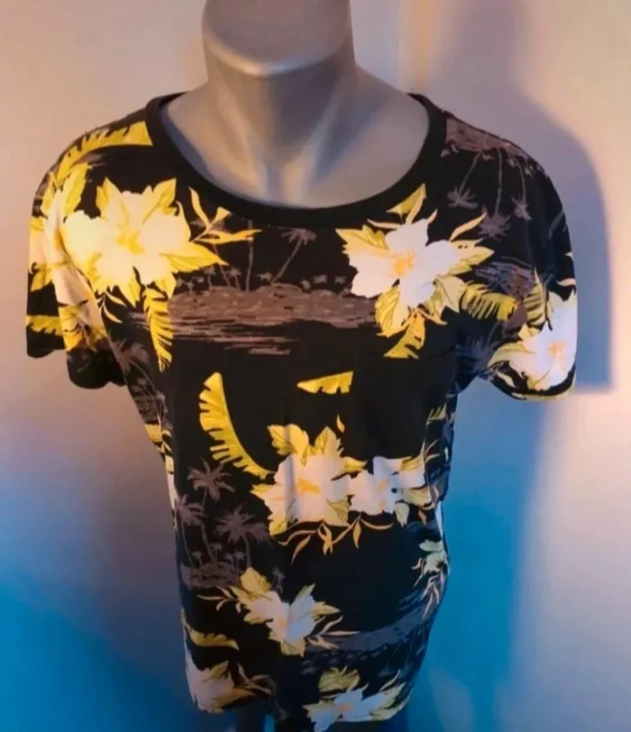 👕 T-shirt tropical noir à fleurs – Style estival