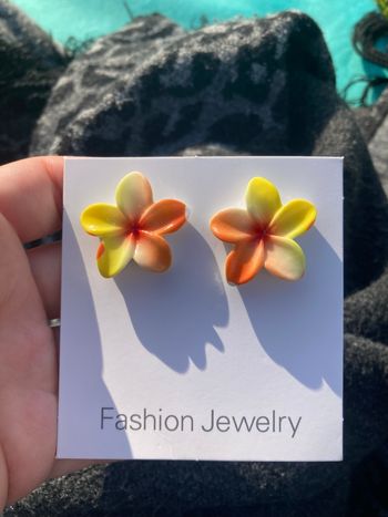 Boucles d’oreilles NEUVES pour femme forme de fleurs couleur jaune