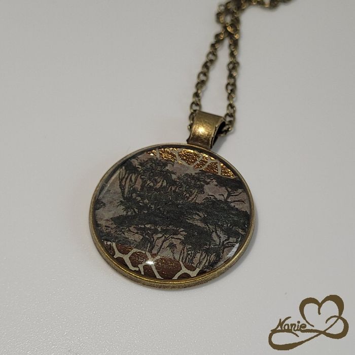 Sautoir en acier inoxydable couleur bronze et en resine avec un air de savane - photo numéro 2