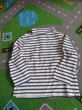 t-shirt rayé blanc et bleu