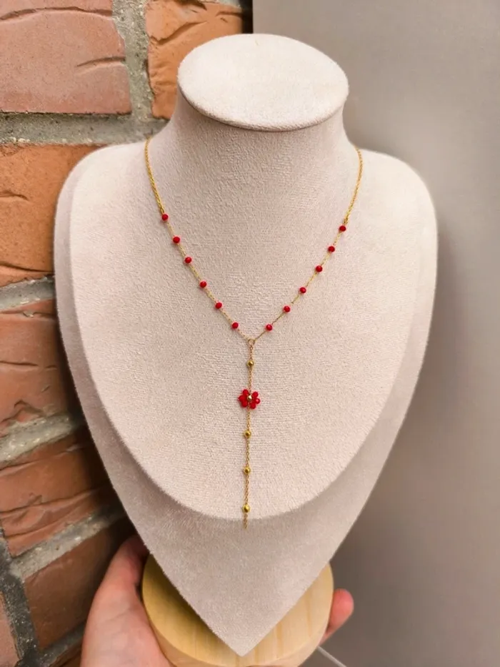 Pendentif doré en Y avec fleur marguerite, perles rouges et billes - photo numéro 7