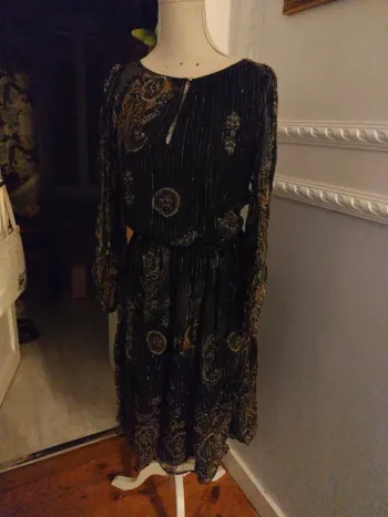 Robe soie Mango noir et doré S manches longues longueur midi ample