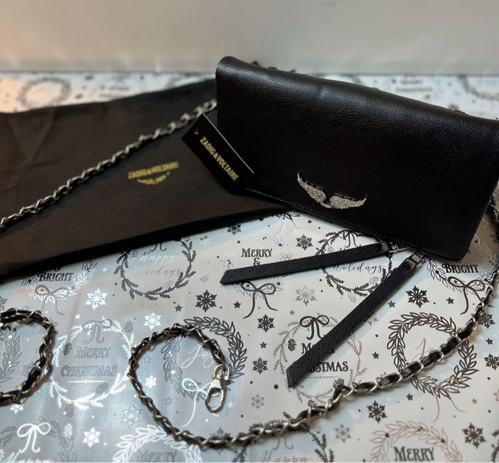 Écharpe Burberry 100% cachemire, motif Iconic Check beige. Dimensions 185 cm × 40 cm. Logo cavalier brodé + étiquette Burberry. État neuf, jamais portée. Livrée avec boîte, sac boutique, carte.  Couleur : Beige / noir / blanc / rouge (check - photo numéro 5