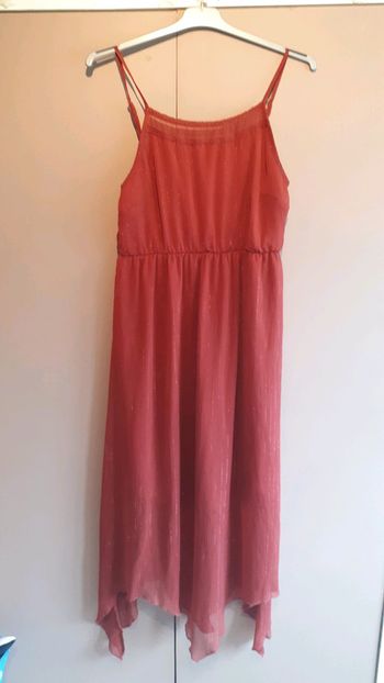 Robe rouge asymétrique