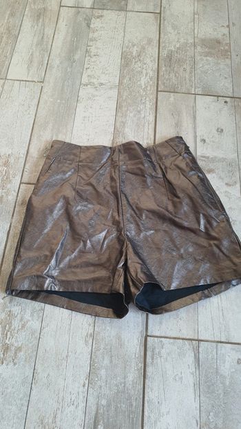 Short cache cache taille 38 couleur bronze en très bon état