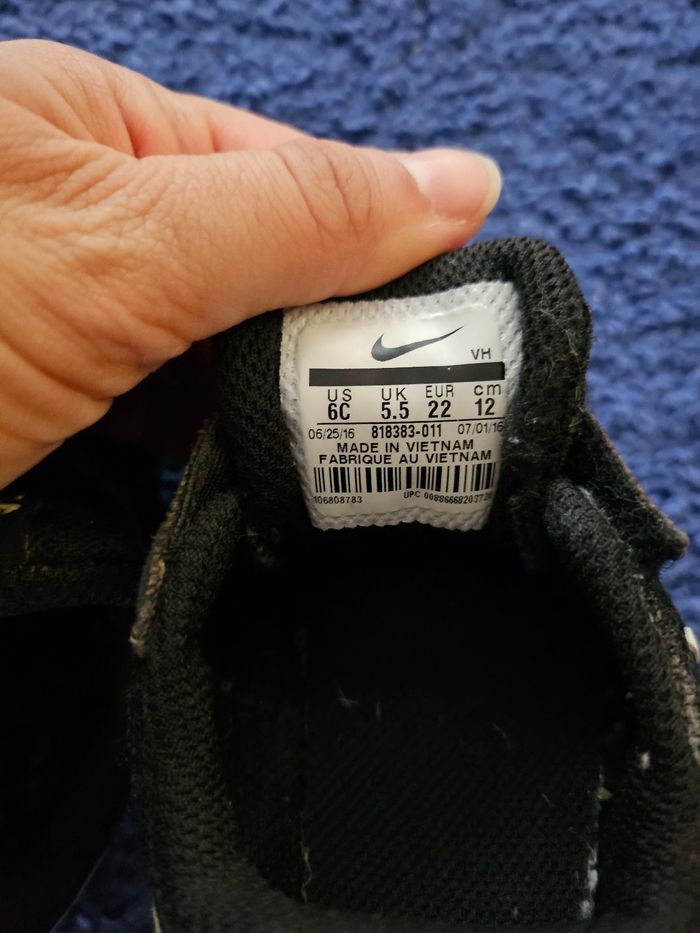 Baskets Nike  taille 22 - photo numéro 4