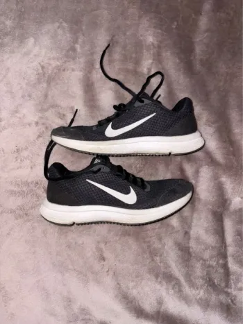 Baskets de sport Nike femme taille 36,5 noir en très bon état