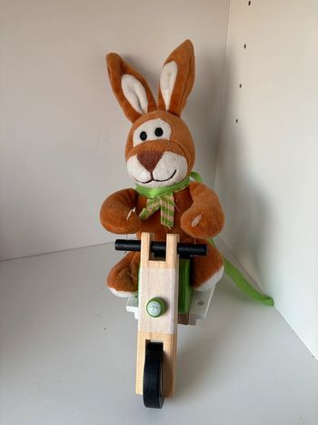 Peluche lapin à vélo bois – déco ou jouet enfant