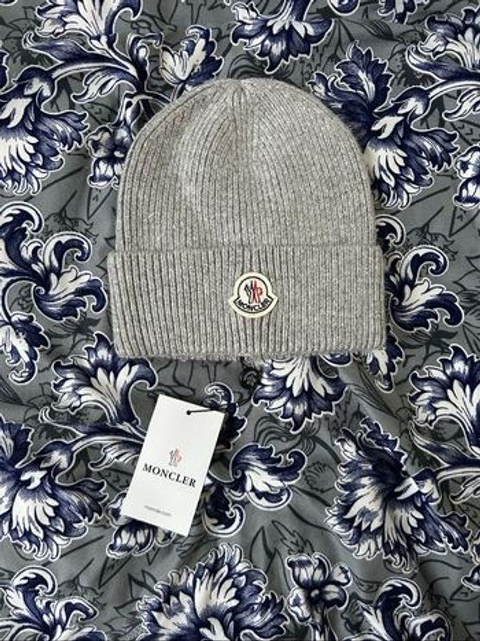Bonnet Moncler gris clair