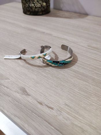 2 joncs argentés avec perles bleus/turquoises/blanches, NEUFS