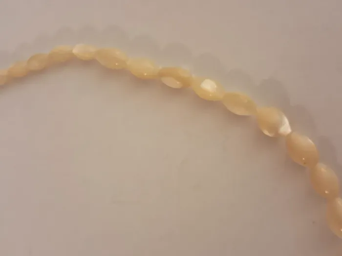 Collier en perles de nacre formé grain de riz vintage - photo numéro 5