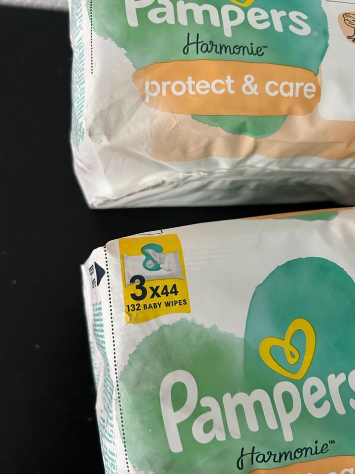 Lot de 12 paquets de 44 lingettes  Pampers NEUF - photo numéro 2