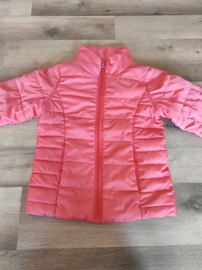 Doudoune fine étiqueté 3 ans mais taille 4 ans