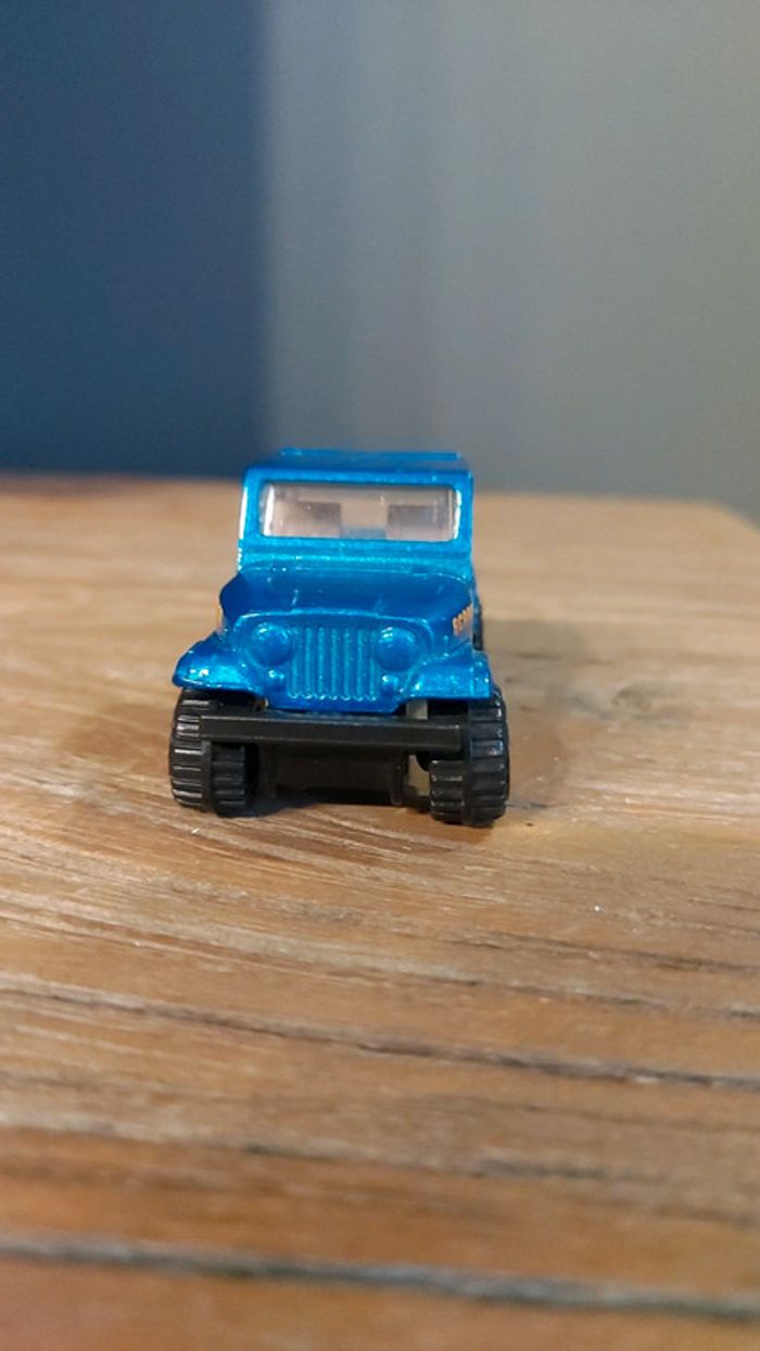 Jeep Chrysler bleue - photo numéro 5