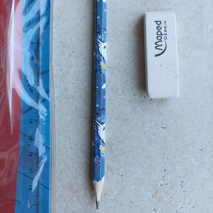 Petit lot de fournitures scolaires - photo numéro 2