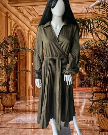Robe longue plissée kaki avec son col chemise, taille L