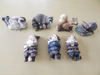 6 figurines pour pots de fleurs