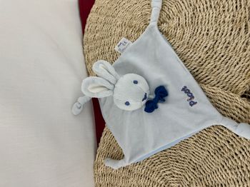 doudou plat blanc bleu noeuds aux 4 coins LAPIN PICOT