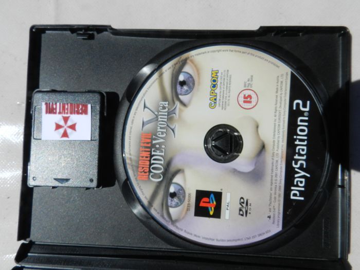 Resident Evil Code Veronica X (PS2) + Carte Mémoire 64 Mo préchargée - photo numéro 3