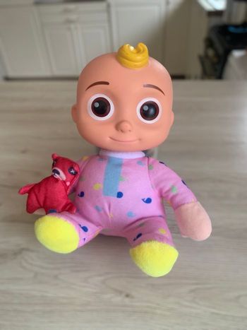 Poupée Cocomelon Jj Bandaï de 22 cm musicale 