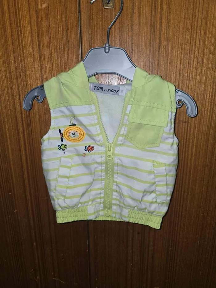 Gilet sans manches bébé garçon – vert rayé avec capuche