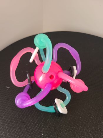 Ce hochet vous séduira par sa légèreté et son côté multifonctions , avec ses petites billes qui font