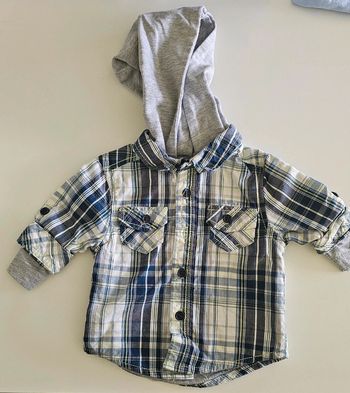Chemise a capuche taille 1 mois neuve