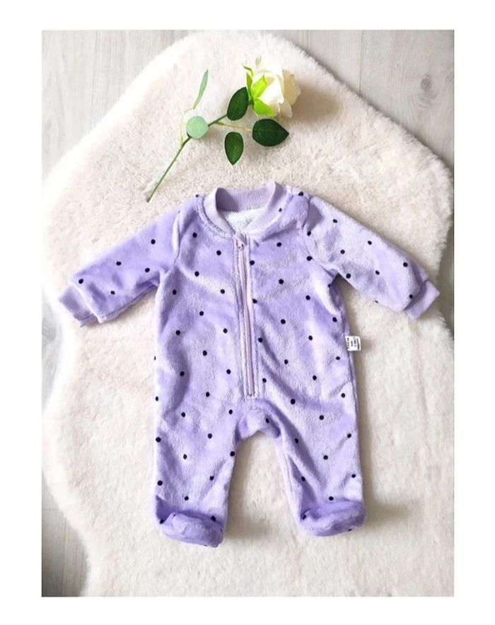 Combinaison bébé fille 1-3 mois flanelle velours polaire violette pois noirs zip
