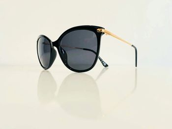 Lunette de soleil femme noire et dorée cats uvprotection catégorie 3