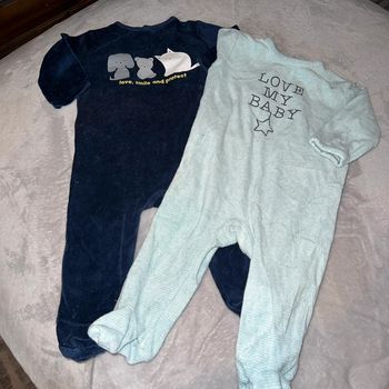2 pyjamas à pied