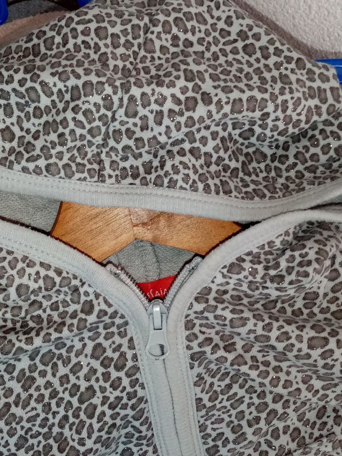 4 ans tissaia veste grise zippé a capuche leopard toutes saisons /très bonne état - photo numéro 6