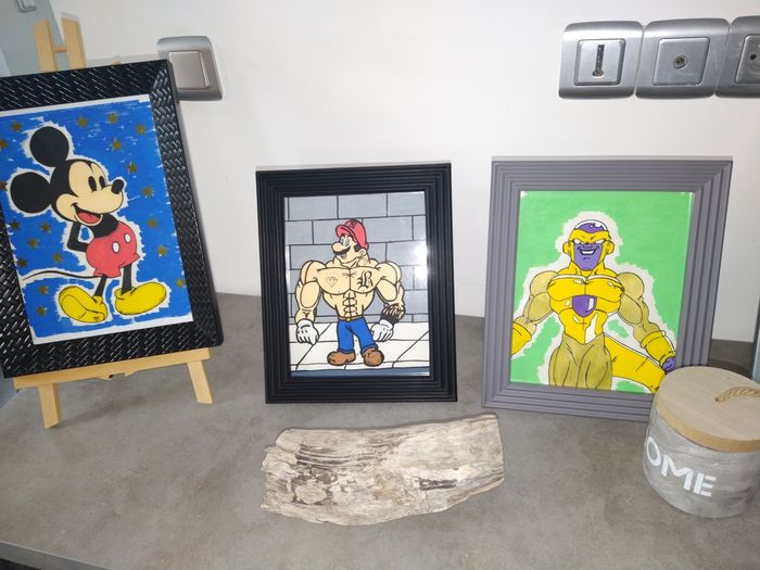 Divers tableaux à la peinture.