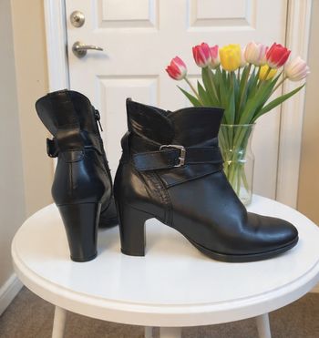 paire de bottines noires à talons 7,5 cm en cuir marque Tamaris pointure 38 tbe