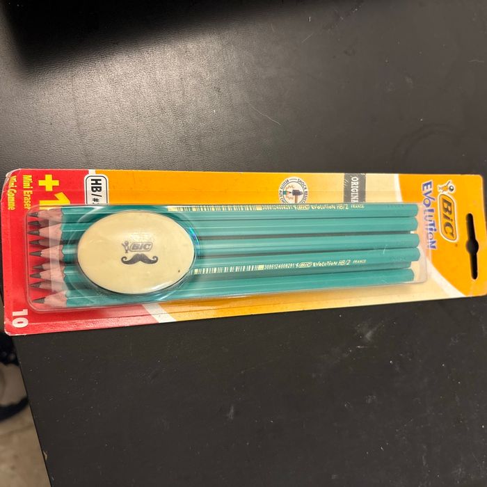 Crayon HB + gomme bic