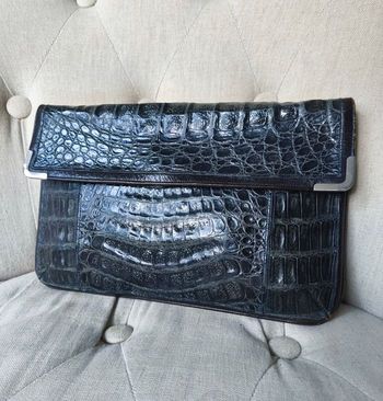 Pochette vintage en cuir véritable embossé façon croco bleu - Les Sacs Fabienne