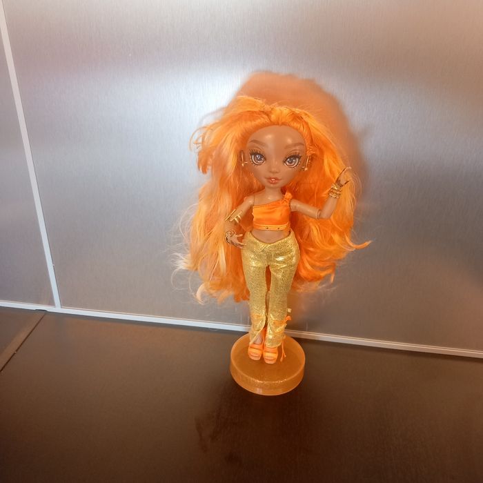 Poupée Rainbow High  n 4 Meena fleur