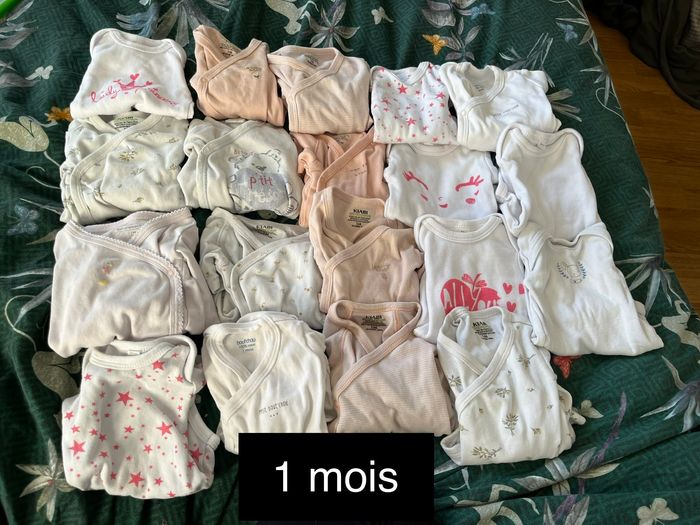 Lot bodys 1 mois