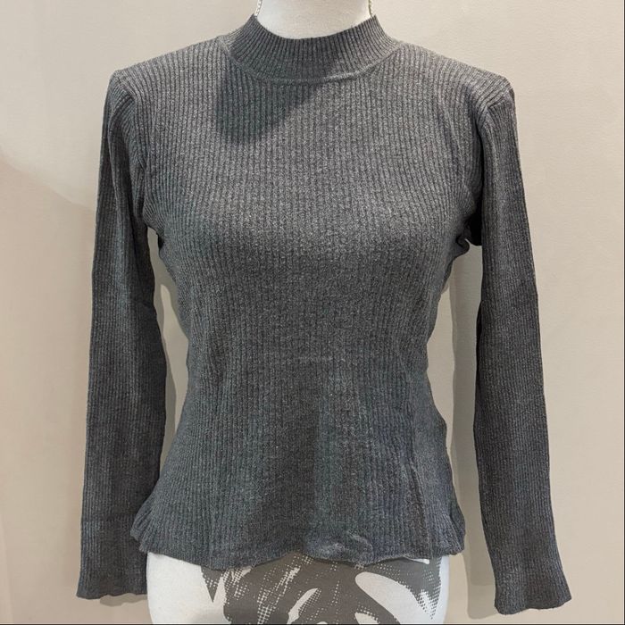 Pull gris côtelé à manches longues
