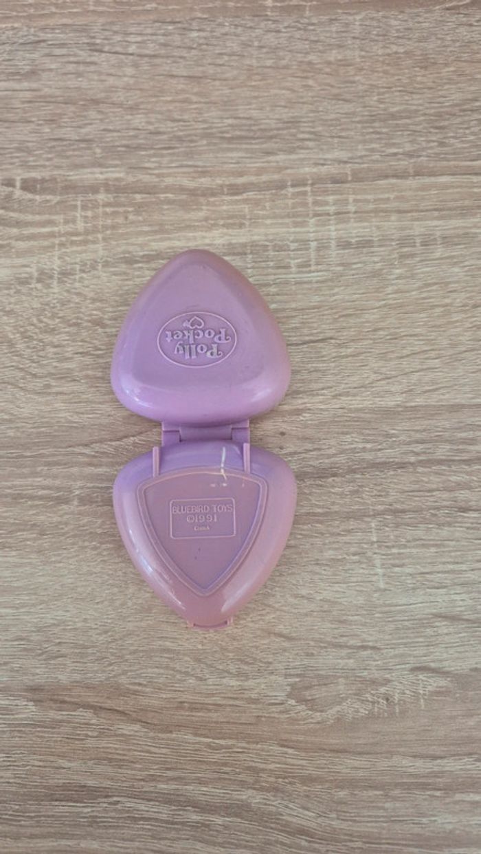 Polly pocket bluebird 1991
Dans l'état.
Décoloré et fermoir cassé - photo numéro 3