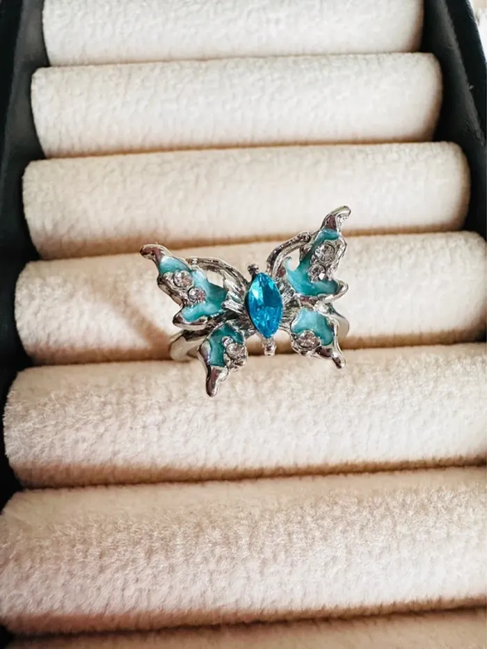Bague papillon en argent fait main – taille ajustable, pierres bleues éclatantes