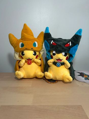 Lot de 2 Peluches Pikachu Cosplay – Méga Dracaufeu X & Y
