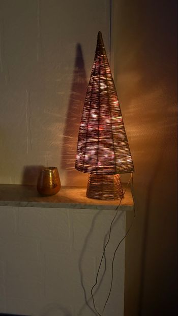 Sapin en bois avec lumière de chez Casa en parfait état