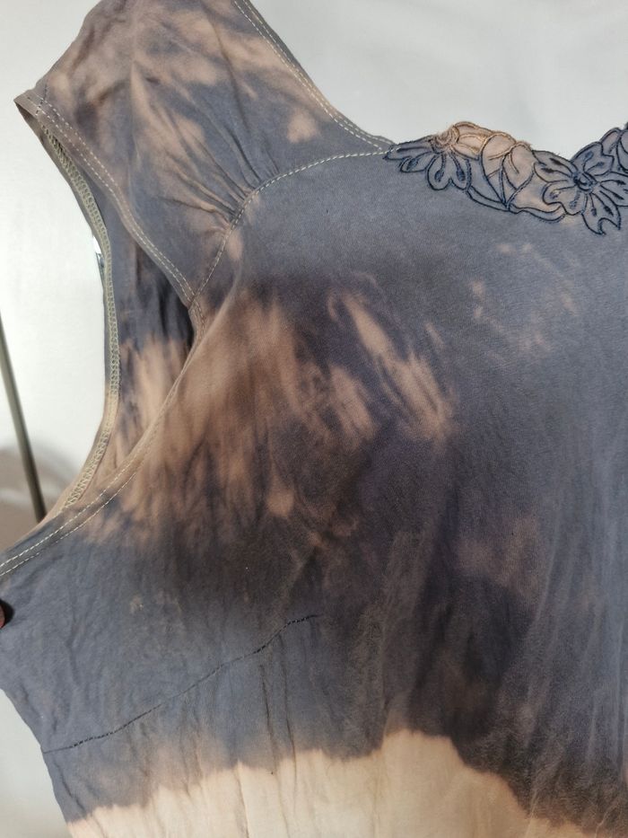 Très beau débardeur décolleté princesse fleurs et graff - photo numéro 4