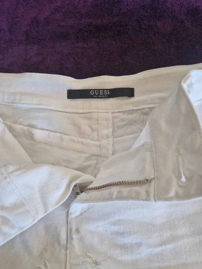 Short blanc Guess avec decor palmiers taille US 27 - photo numéro 5